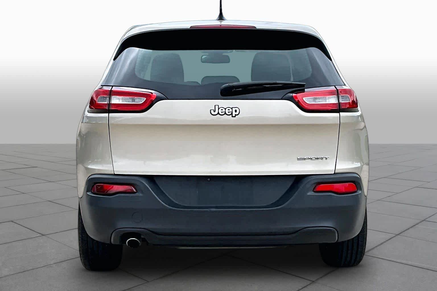 Used 2015 Jeep Cherokee Sport FWD image 5