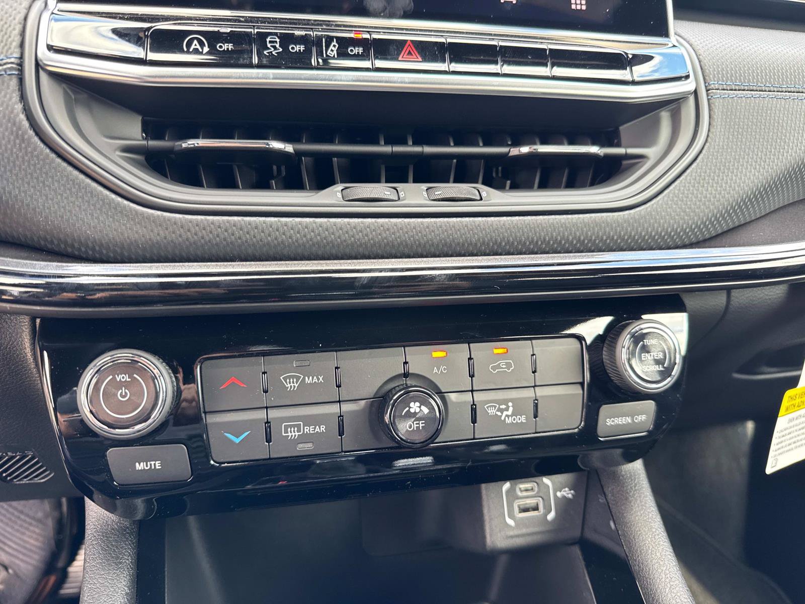 New 2026 Jeep Compass Latitude AWD/4WD image 23