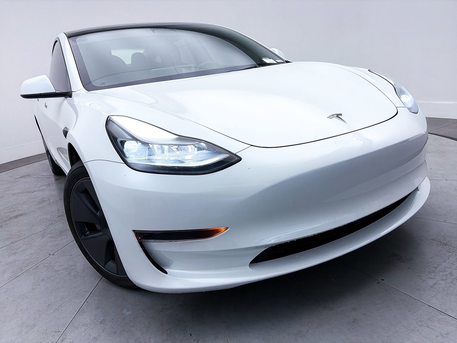Used 2023 Tesla Model 3 Standard Range image 3