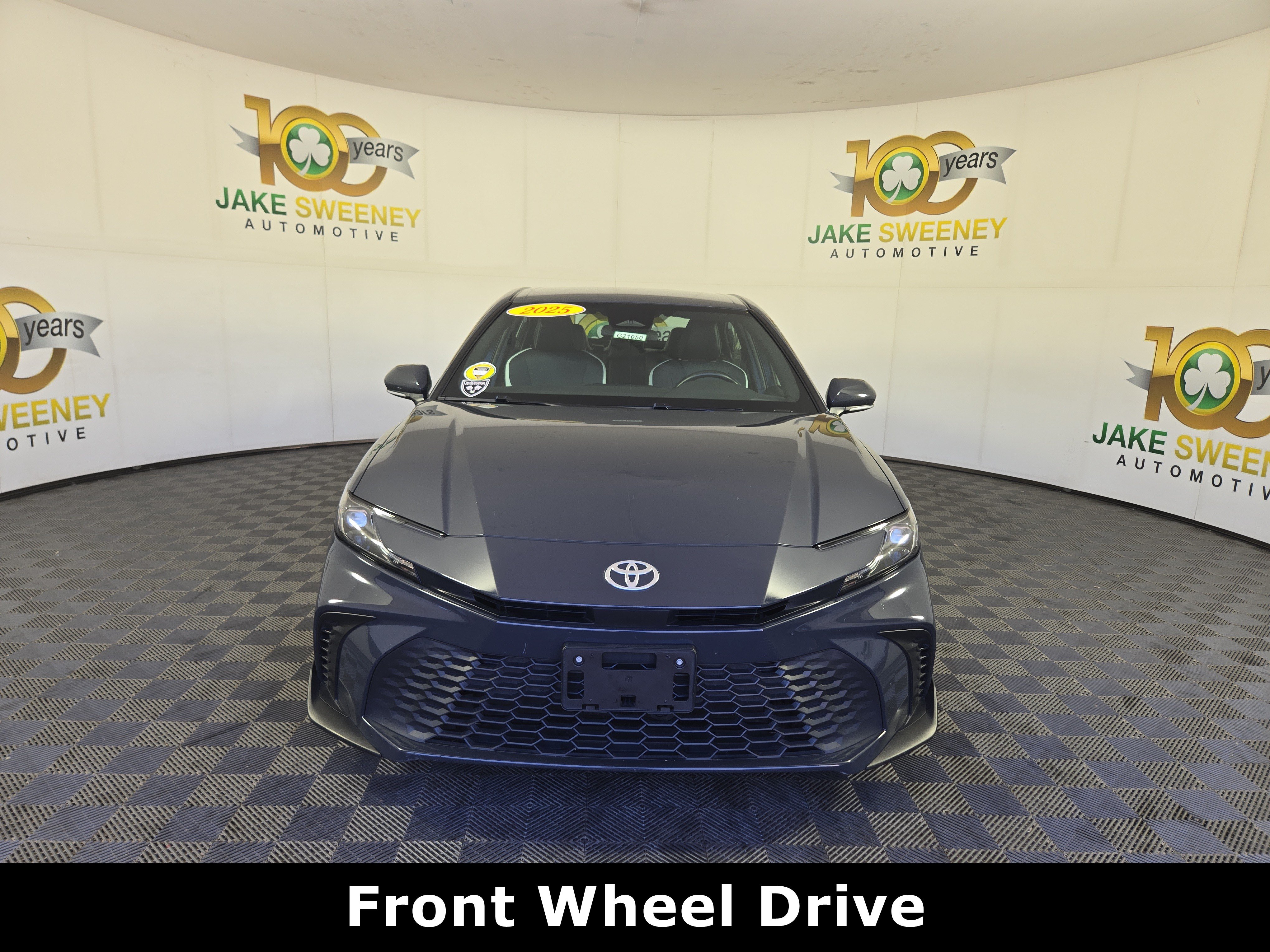 Used 2025 Toyota Camry SE FWD image 2
