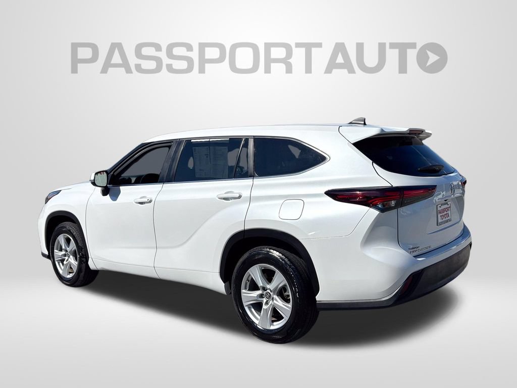 Used 2025 Toyota Highlander LE FWD image 4
