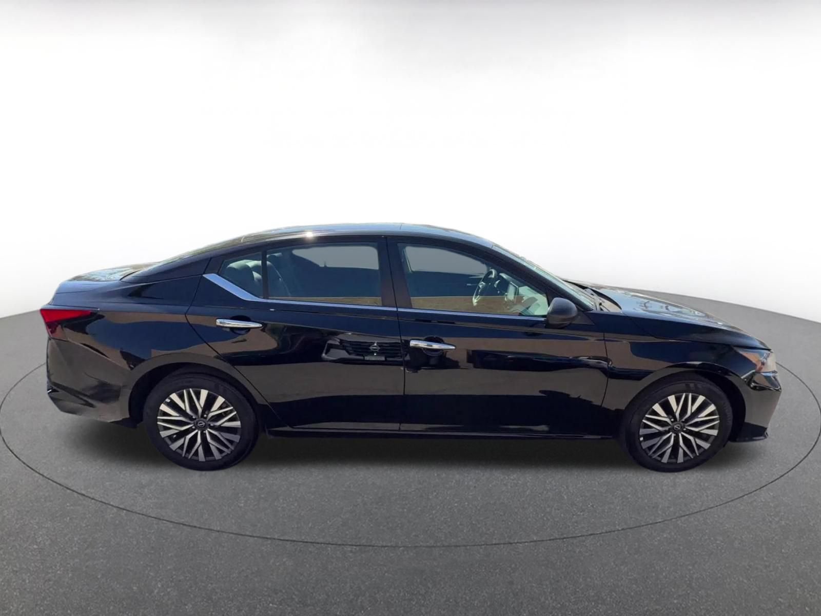 Used 2025 Nissan Altima 2.5 SV FWD image 15