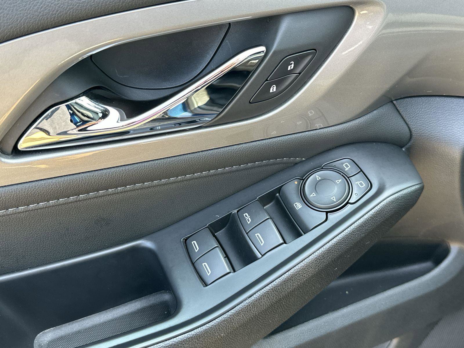 Used 2022 Chevrolet Traverse LT image 24