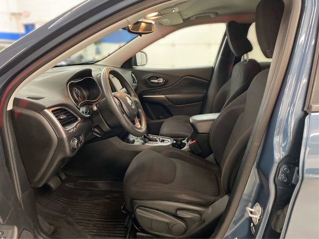 Used 2021 Jeep Cherokee Latitude w/ Mopar Interior Package image 9