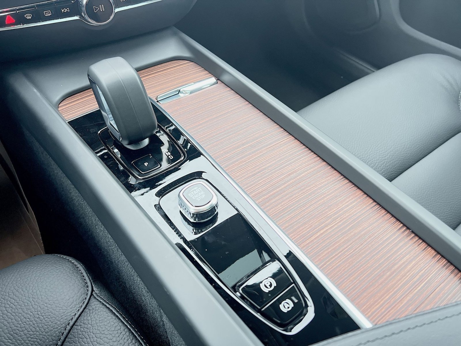 New 2026 Volvo V60 B5 Cross Country Plus w/ Protection Package Premier image 22