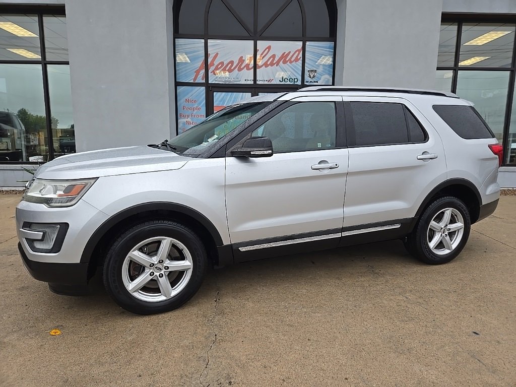 Used 2017 Ford Explorer XLT image 7