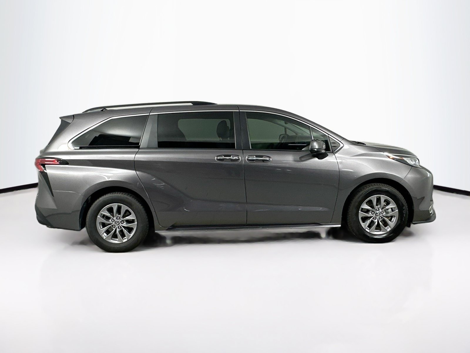 Used 2022 Toyota Sienna XLE w/ XLE Plus Package FWD image 4