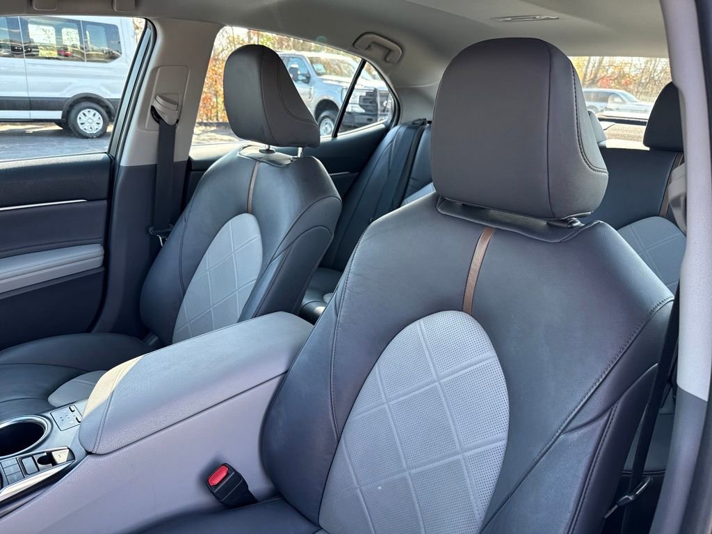 Used 2018 Toyota Camry L image 11