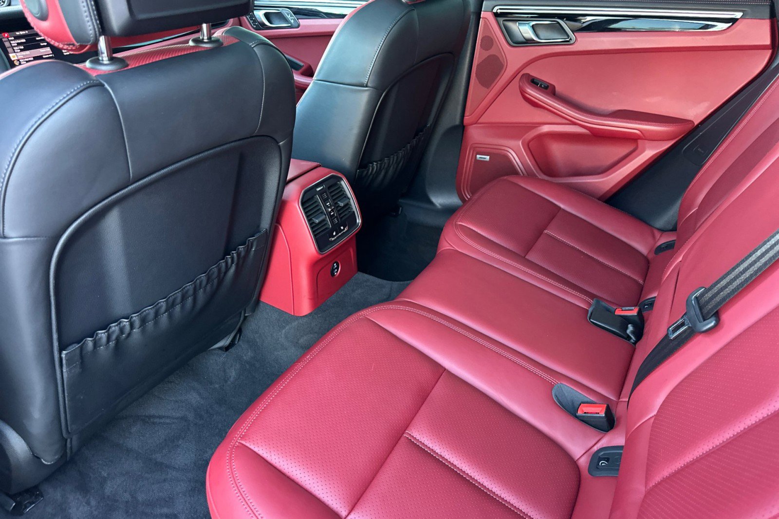 Certified 2022 Porsche Macan image 13