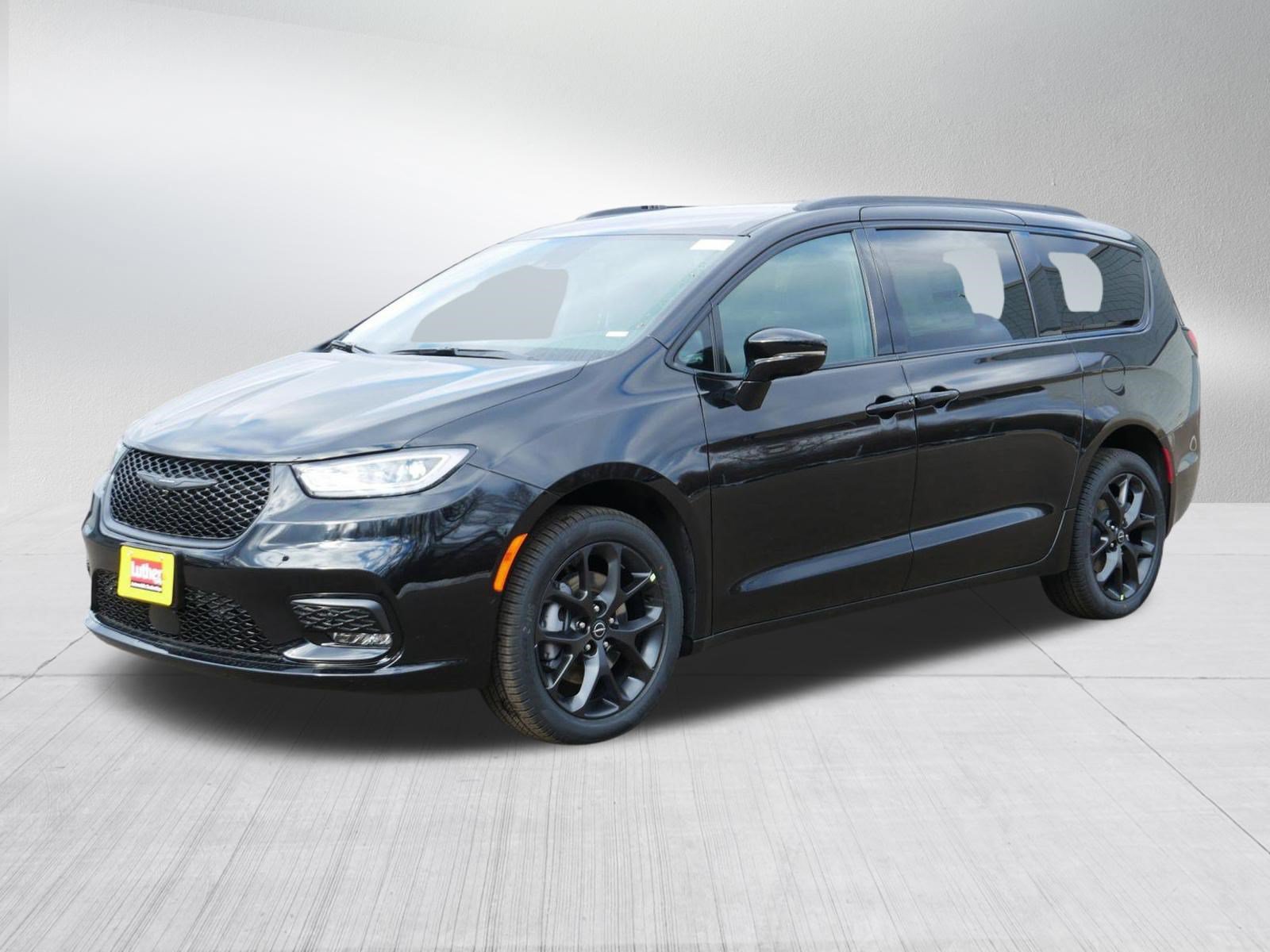 New 2026 Chrysler Pacifica Select w/ S Appearance Package AWD/4WD image 3