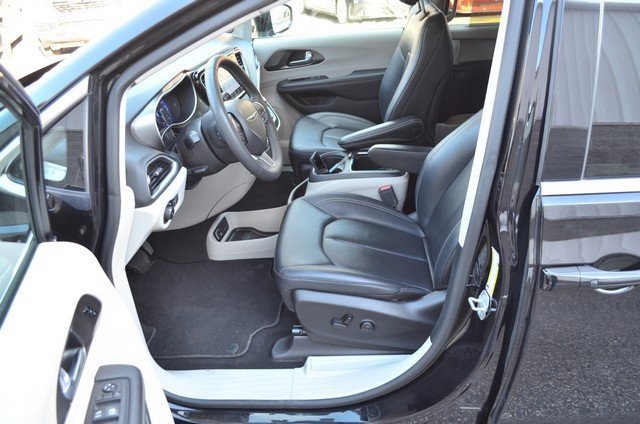 Used 2024 Chrysler Pacifica Touring-L image 17