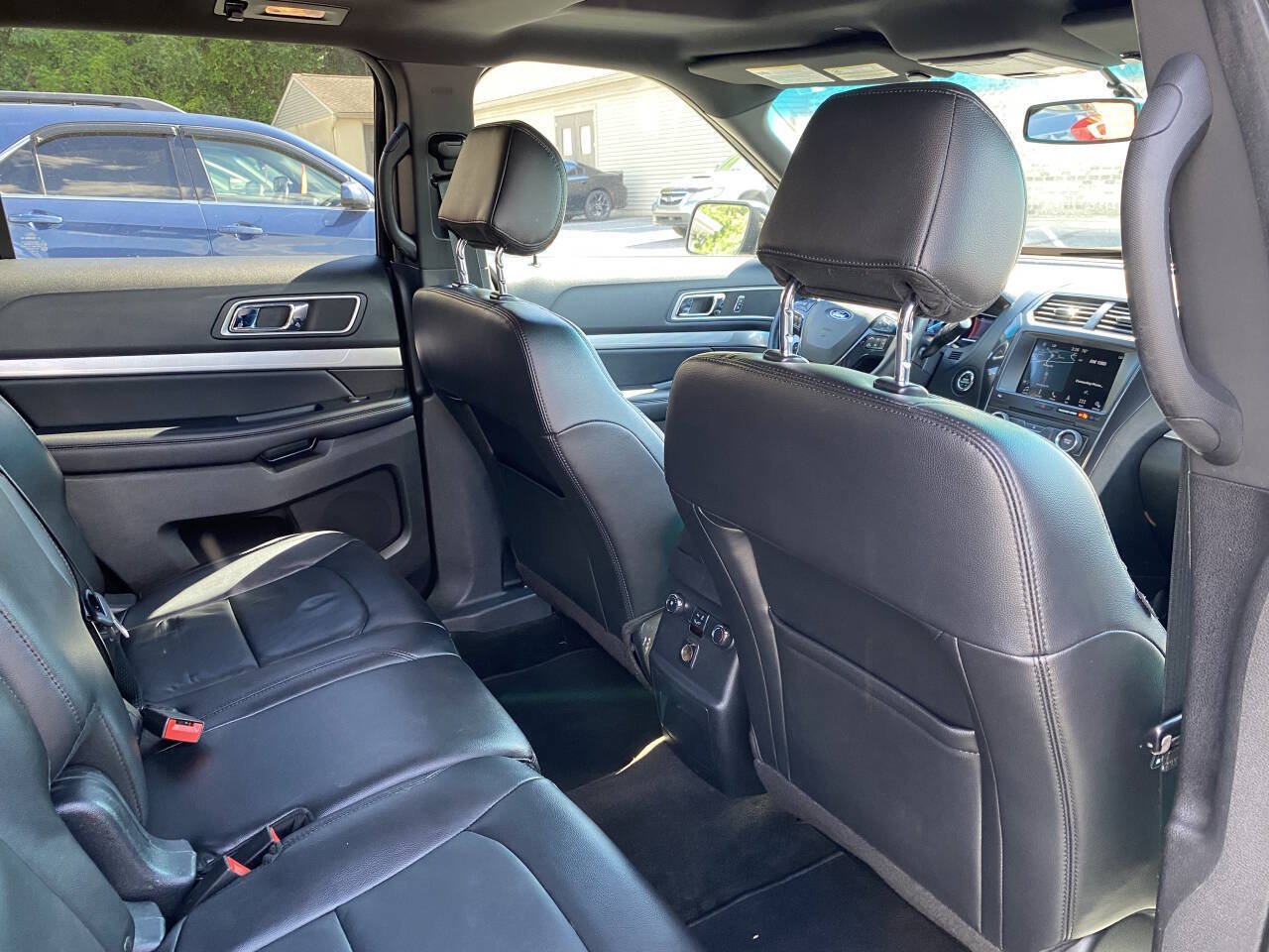 Used 2017 Ford Explorer XLT w/ Equipment Group 202A AWD/4WD image 22