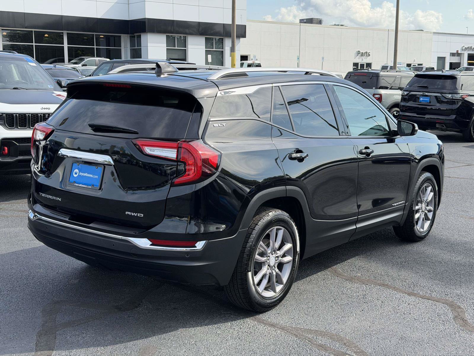 Used 2022 GMC Terrain SLT w/ Infotainment Package II AWD/4WD image 2