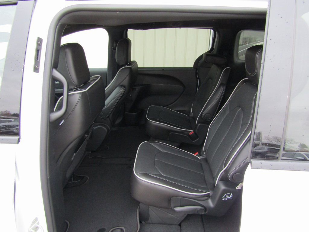 New 2026 Chrysler Pacifica Limited w/ S Appearance Package image 36