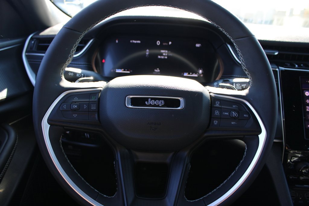 Used 2025 Jeep Grand Cherokee Laredo w/ Luxury Tech Group I image 13