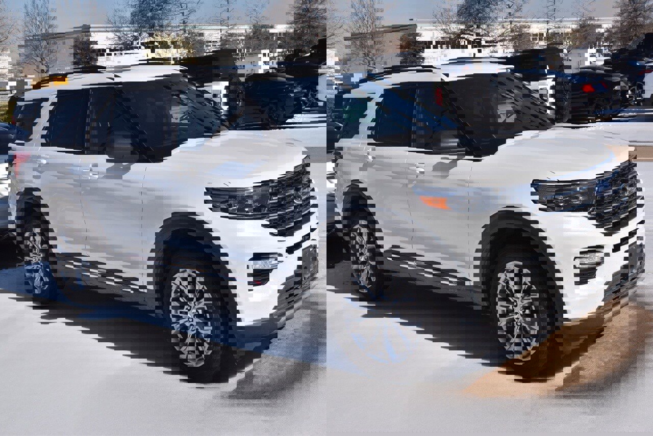 Used 2020 Ford Explorer XLT w/ Equipment Group 202A image 4