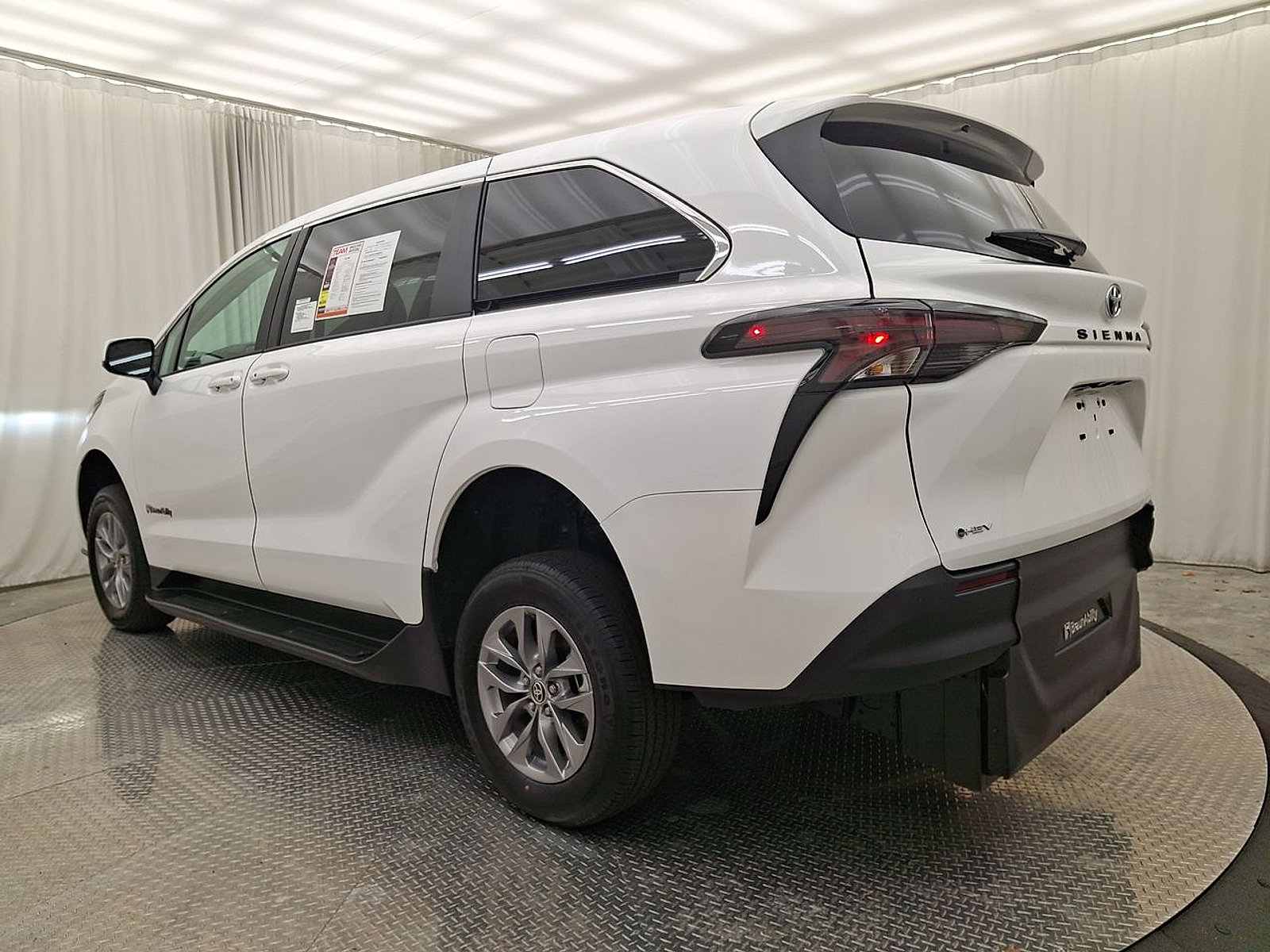 Used 2026 Toyota Sienna LE FWD image 24