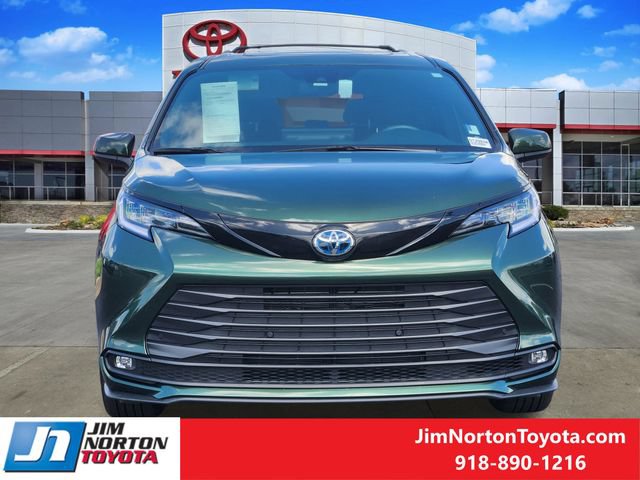 Used 2025 Toyota Sienna XLE Woodland Edition AWD/4WD image 2