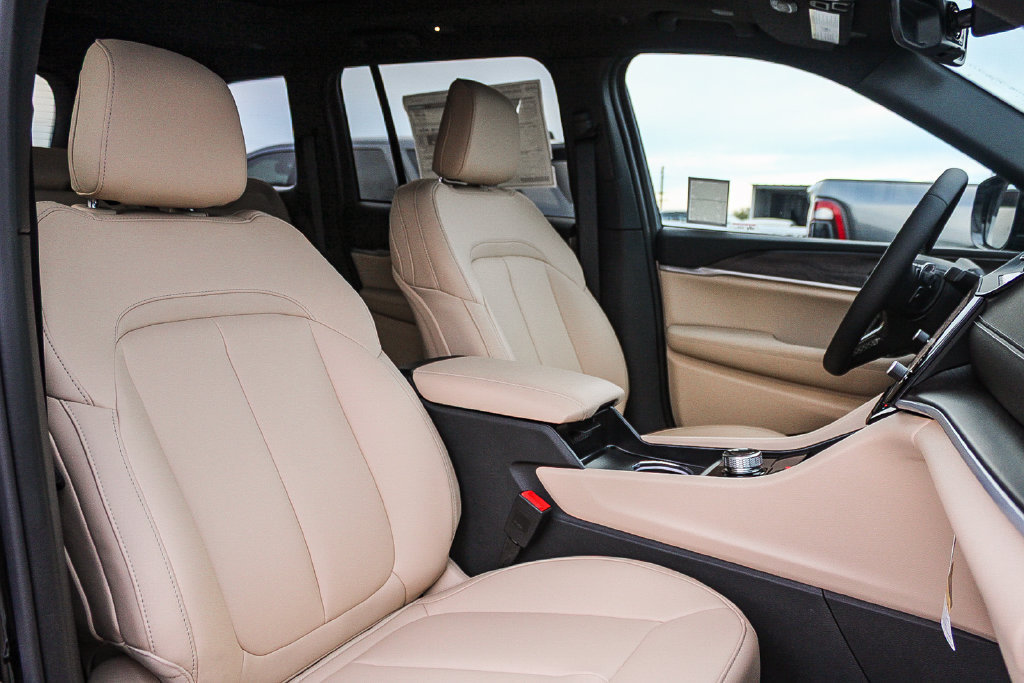 New 2027 Jeep Grand Cherokee Limited RWD image 17