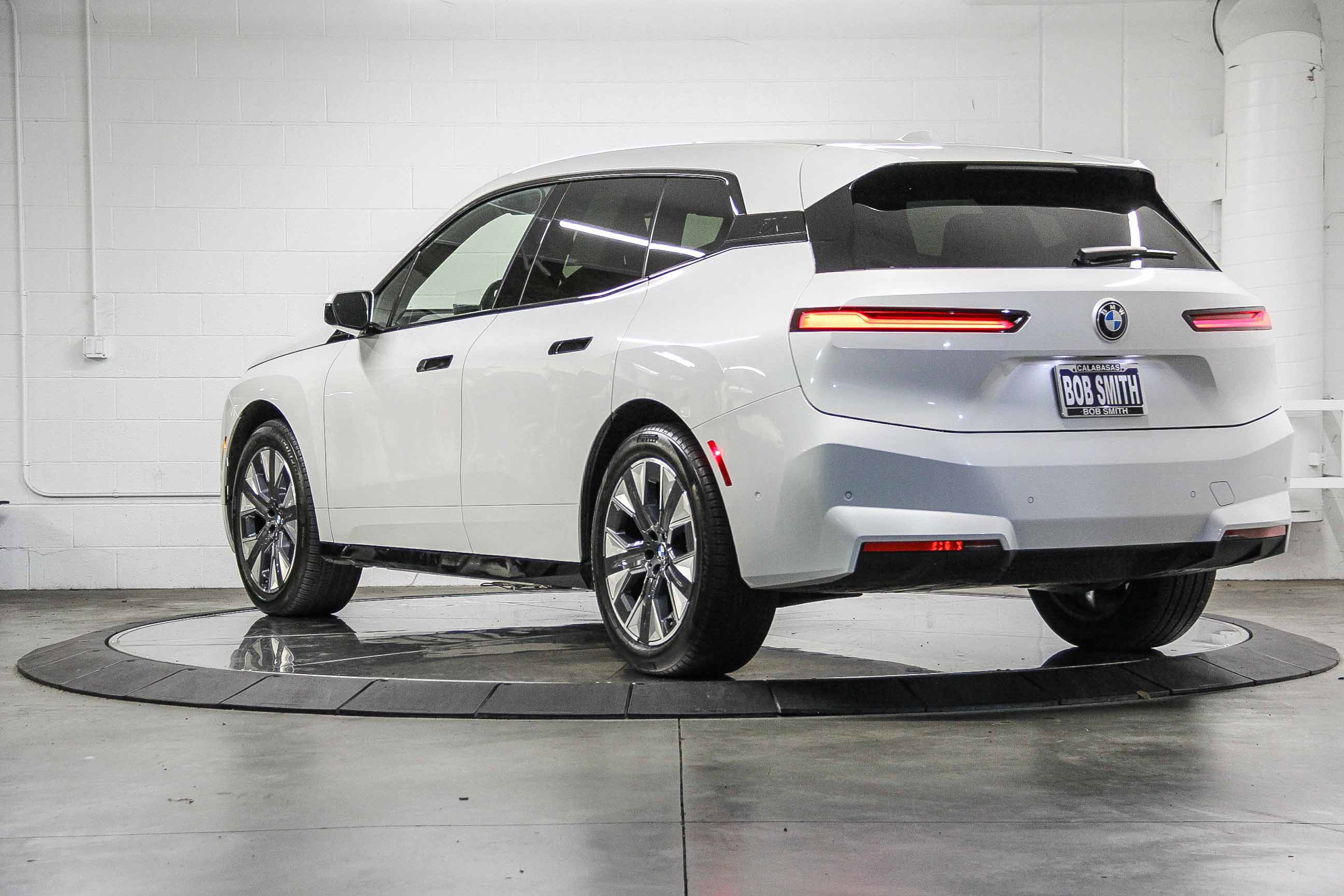 Used 2026 BMW iX xDrive45 w/ Premium Package image 4