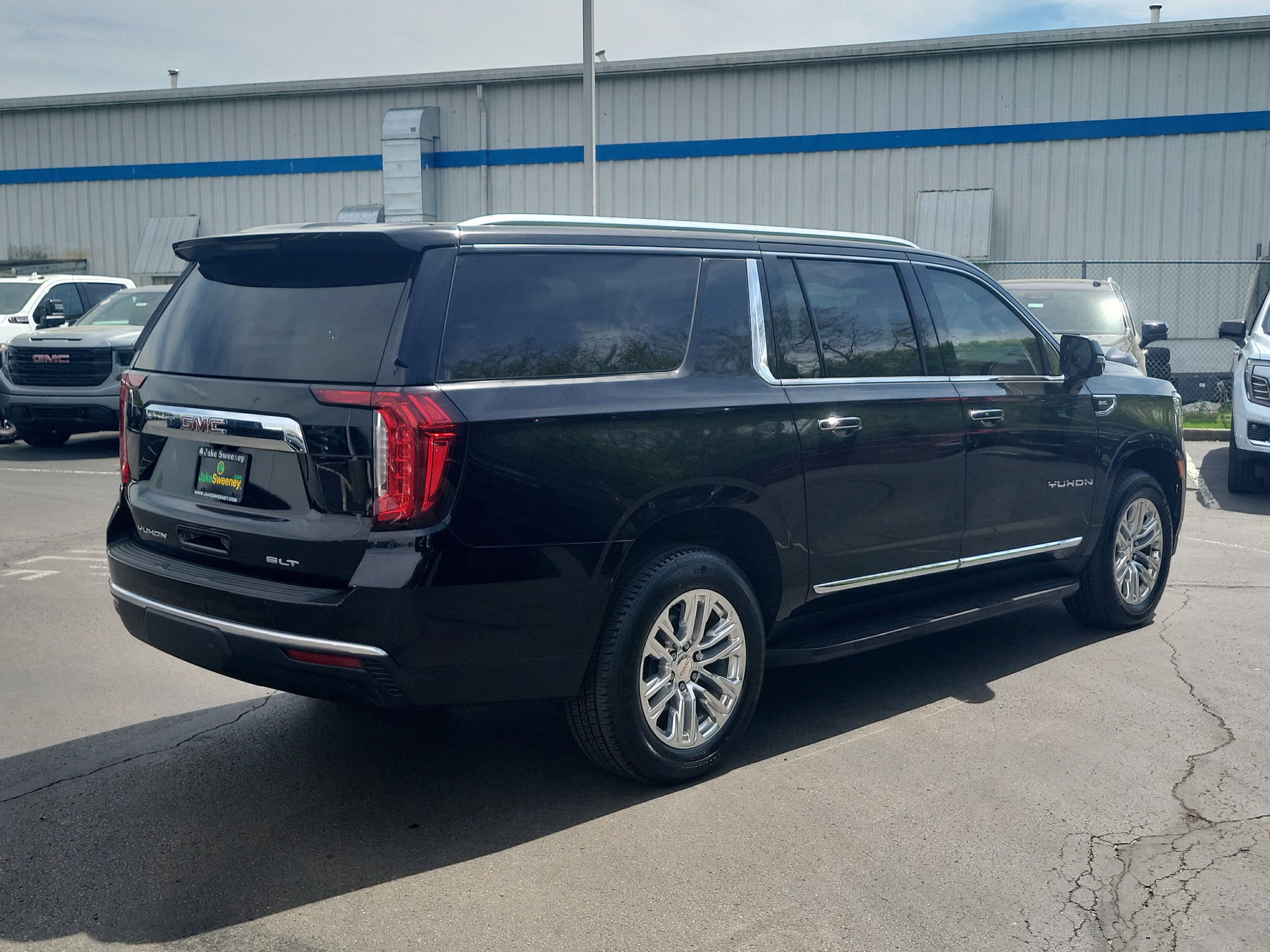 Used 2021 GMC Yukon XL SLT w/ SLT Premium Package image 4