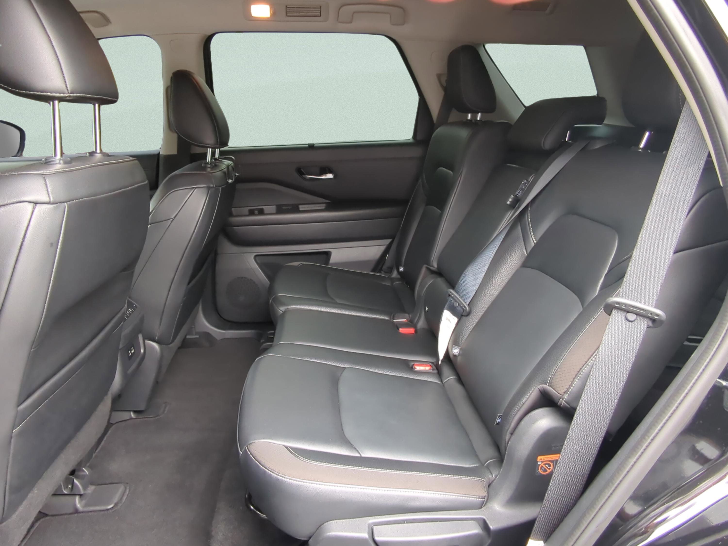 Used 2022 Nissan Pathfinder SL image 12