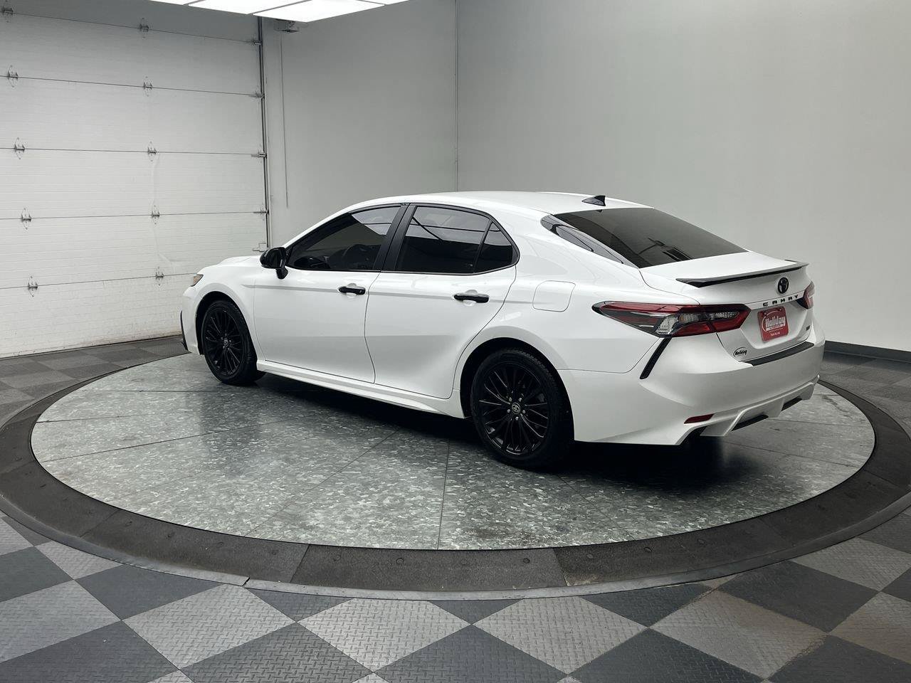 Used 2022 Toyota Camry SE w/ Carpet Mat Package (TMS) FWD image 2
