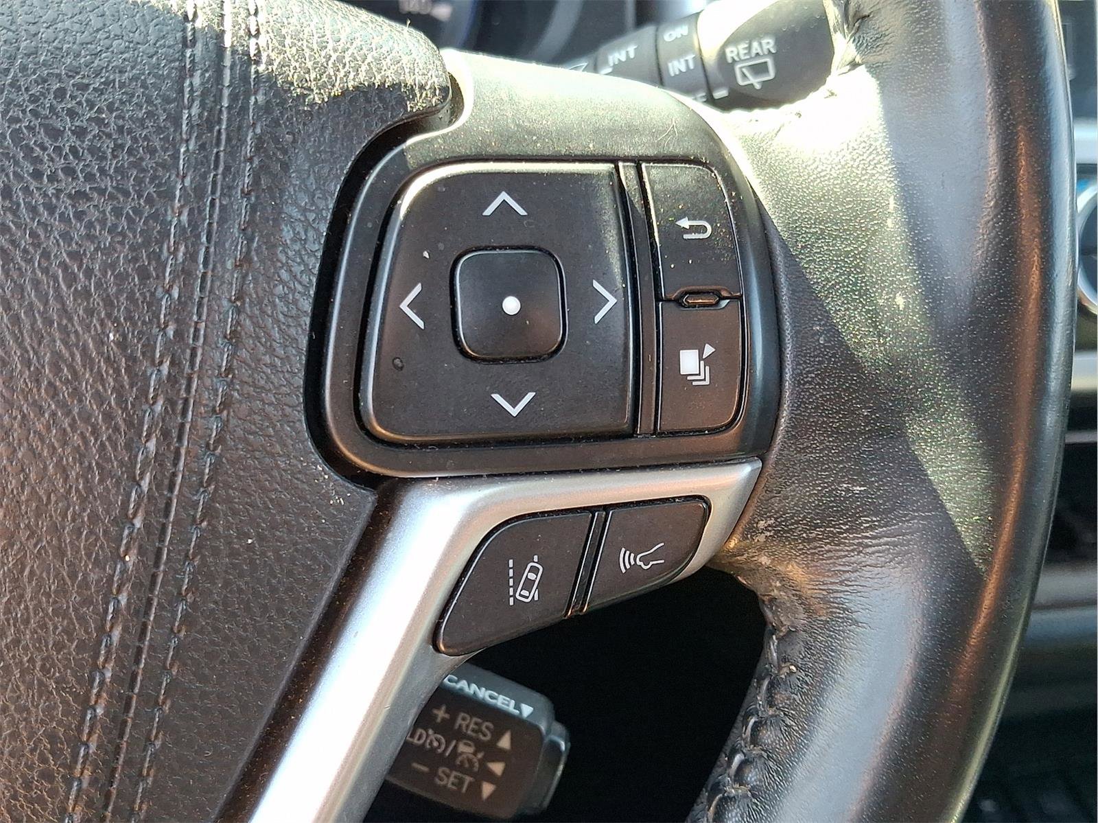 Used 2017 Toyota Highlander Limited AWD/4WD image 18