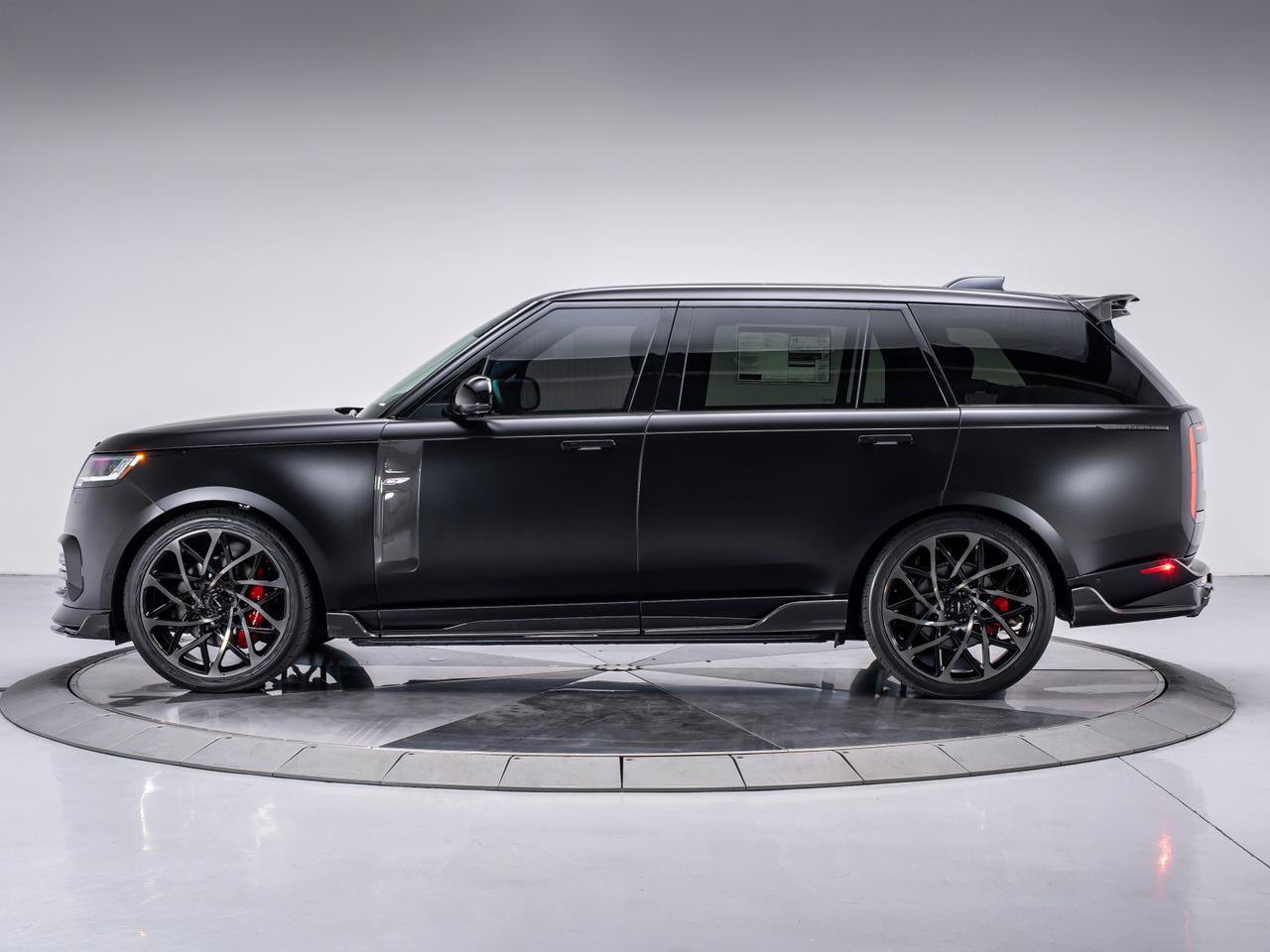 Used 2025 Land Rover Range Rover SV AWD/4WD image 2