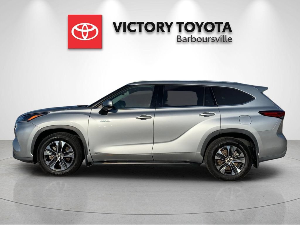 Used 2021 Toyota Highlander XLE AWD/4WD image 2