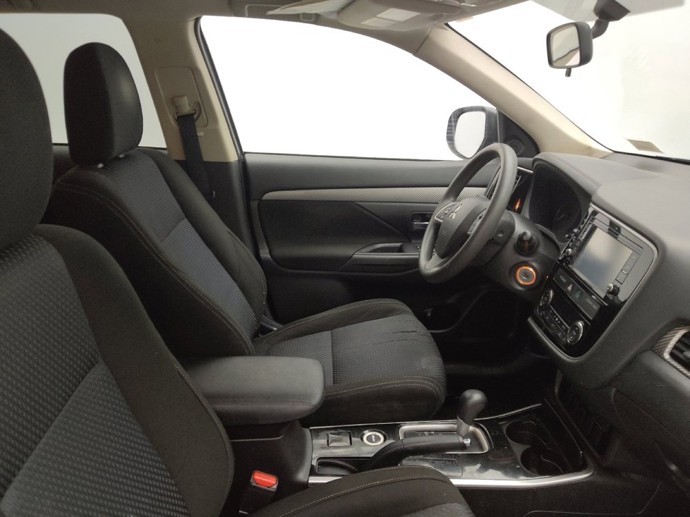 Used 2018 Mitsubishi Outlander SE image 21