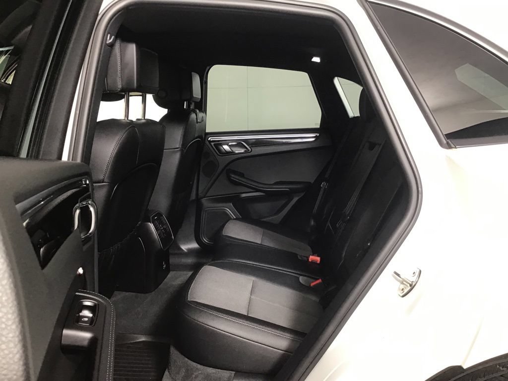 Certified 2024 Porsche Macan AWD/4WD image 27