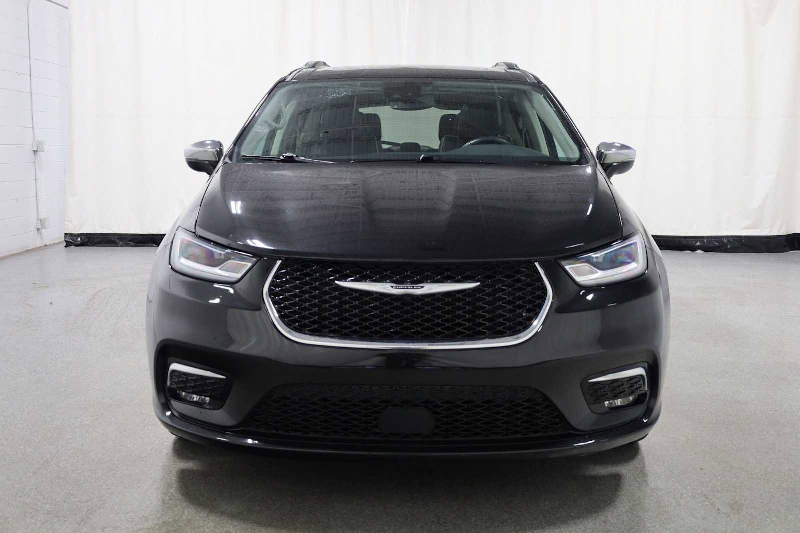 Used 2021 Chrysler Pacifica Limited AWD/4WD image 14