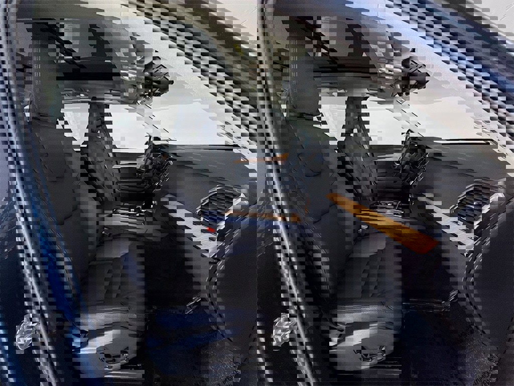 Certified 2025 Volvo XC90 B6 Core image 30