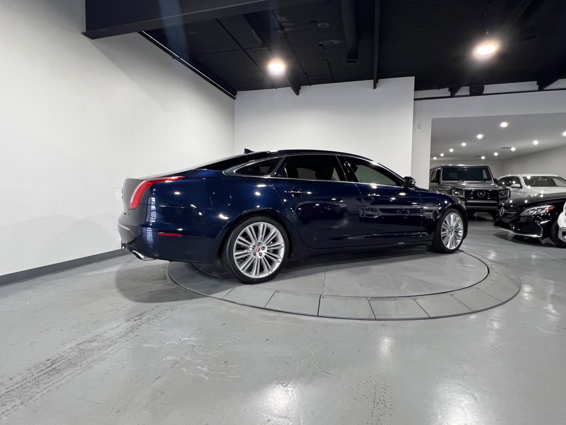 Used 2015 Jaguar XJ L Portfolio RWD image 12