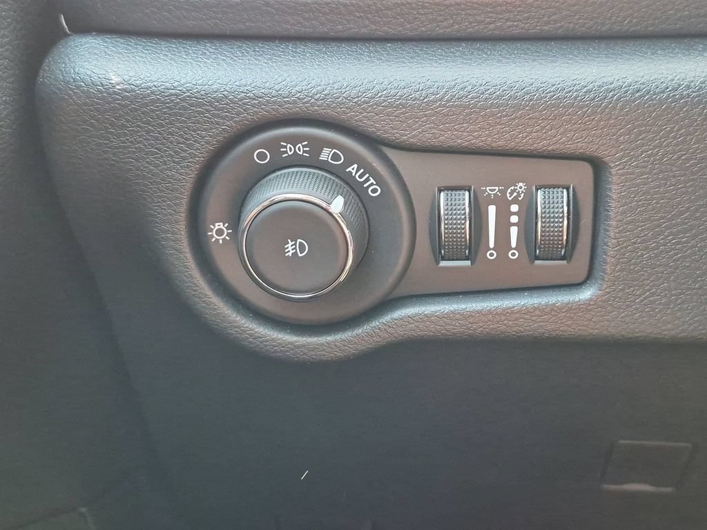 Used 2025 Chrysler Pacifica Limited FWD image 16