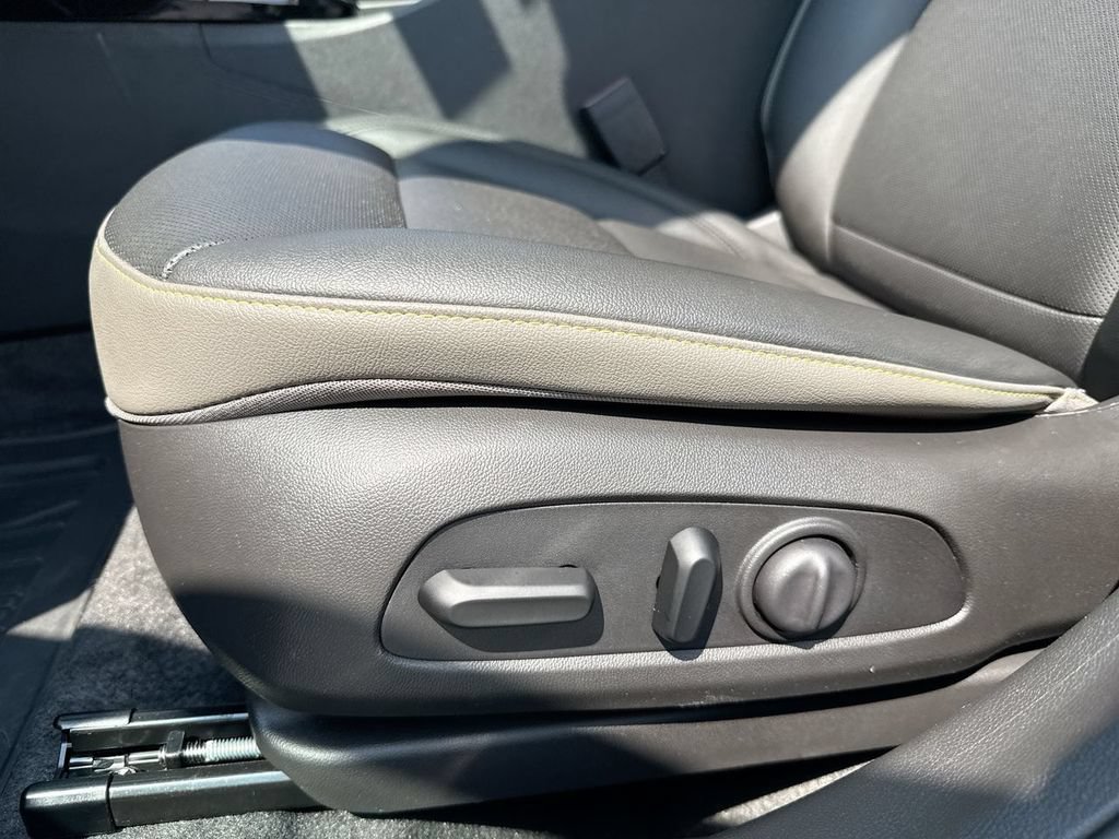 Used 2025 Chevrolet Trax ACTIV w/ Sunroof Package FWD image 12