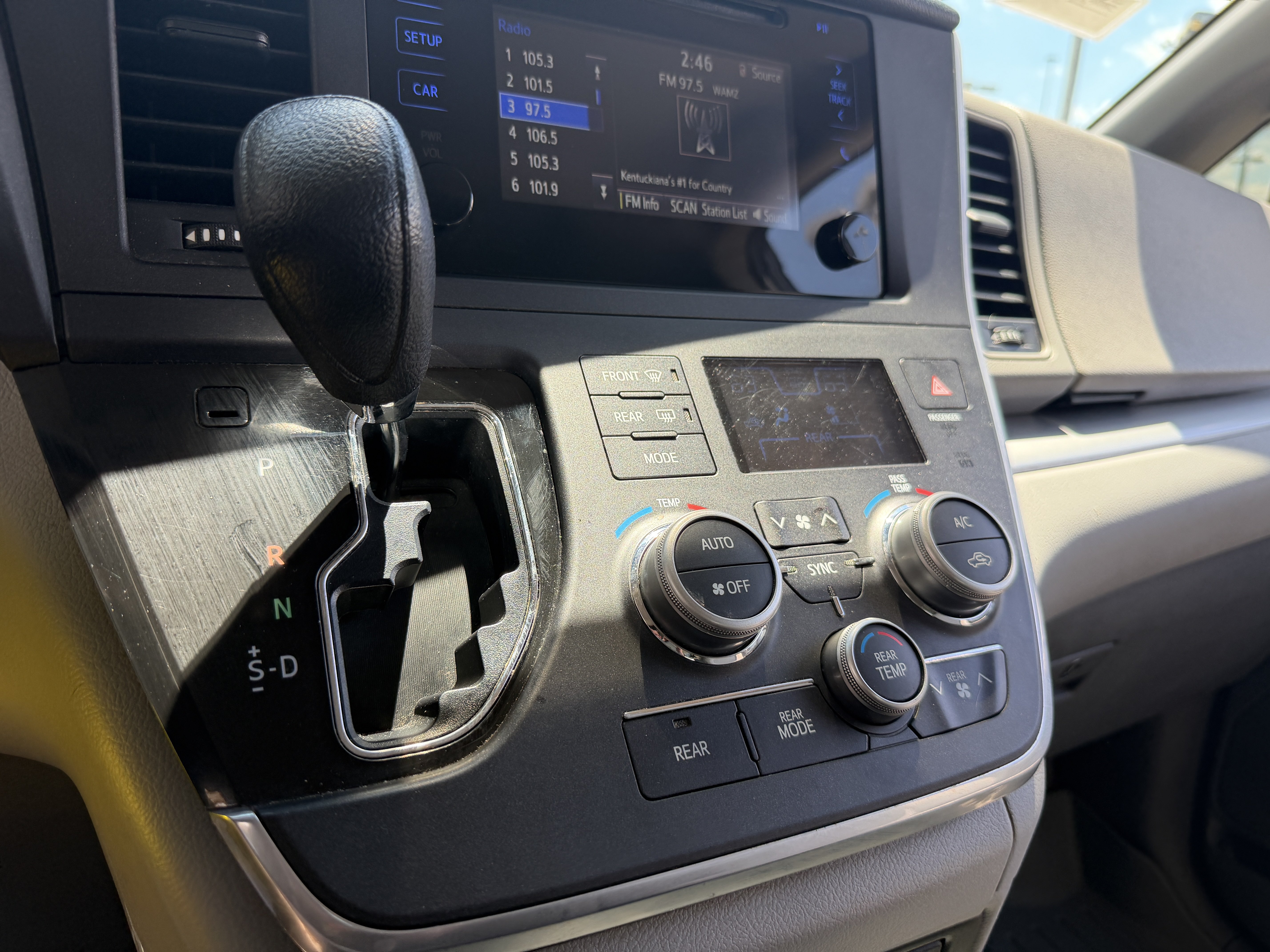Used 2017 Toyota Sienna L FWD image 36