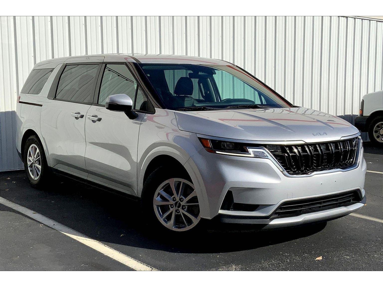 Used 2023 Kia Carnival LX image 2