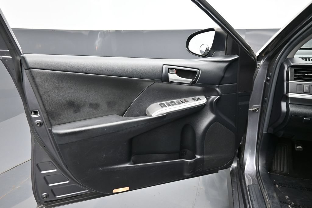 Used 2014 Toyota Camry SE w/ Moonroof Package FWD image 18