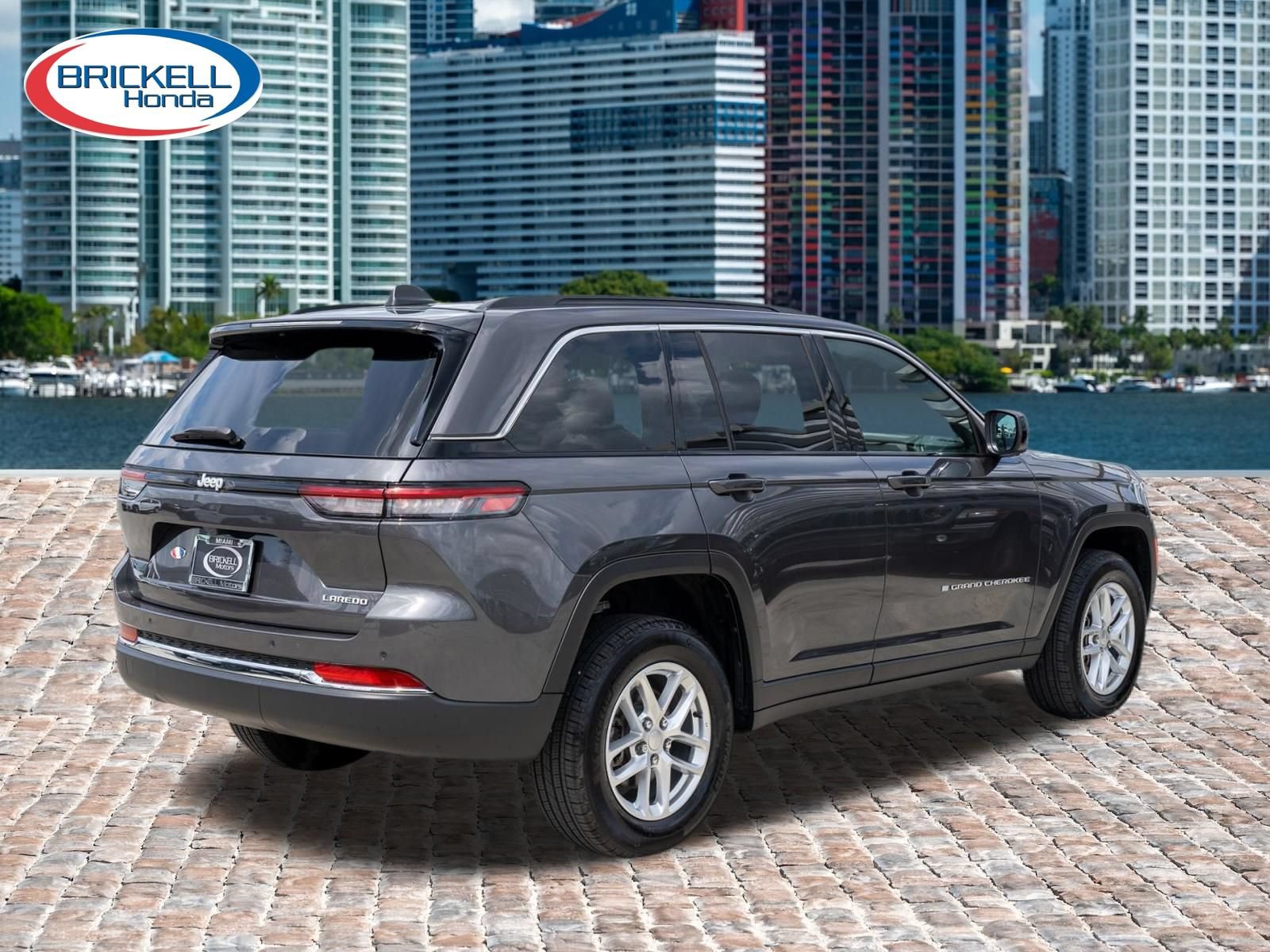 Used 2025 Jeep Grand Cherokee Laredo w/ Luxury Tech Group I RWD image 5