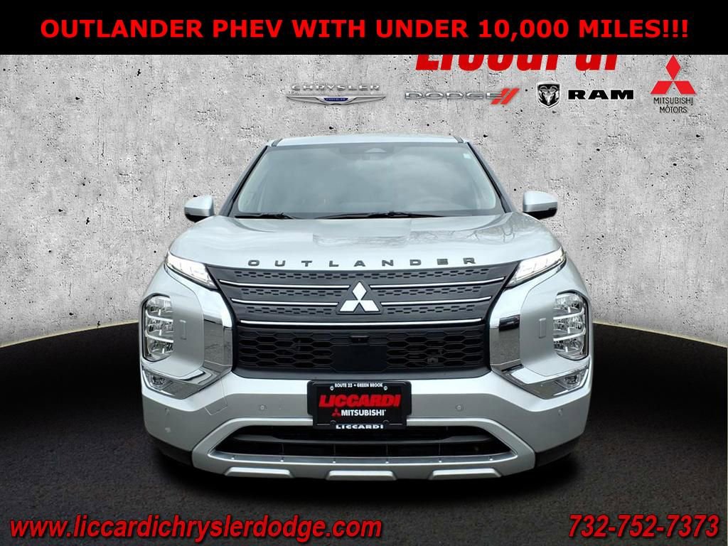 Used 2025 Mitsubishi Outlander SE image 2