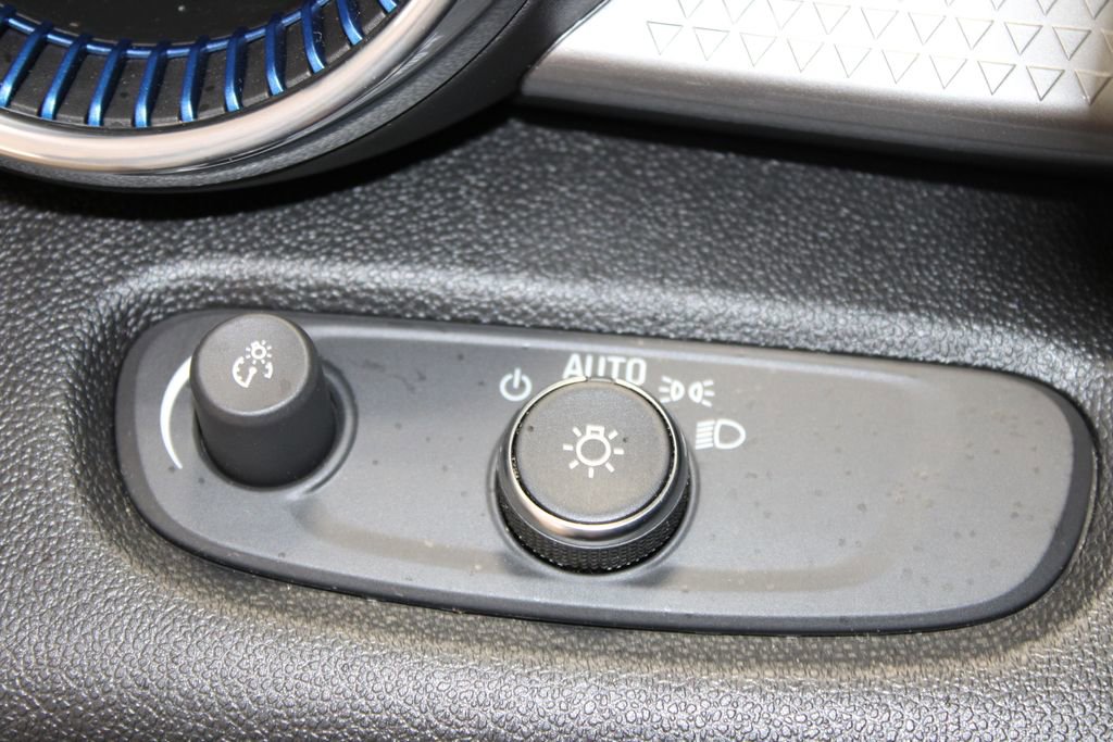 Used 2025 Chevrolet Trax LT image 34