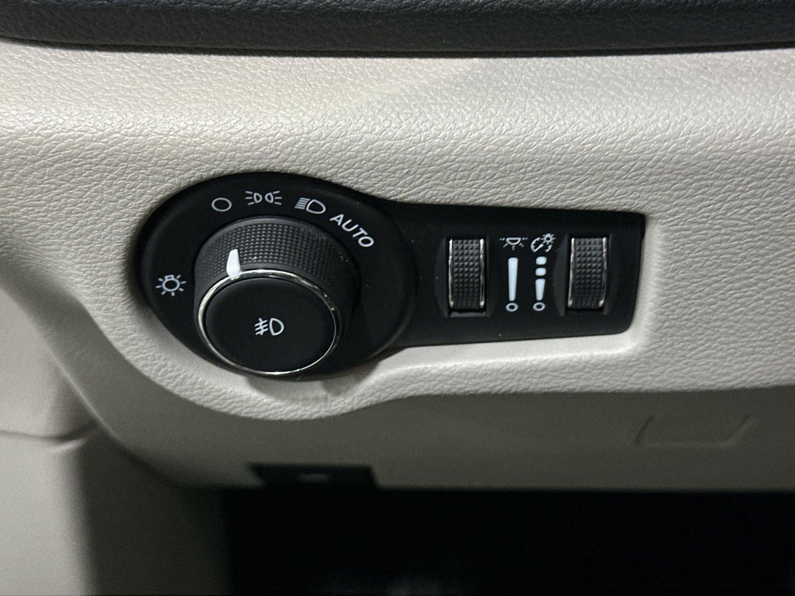 Used 2022 Chrysler Pacifica Touring-L w/ Uconnect Theater Family Group image 17