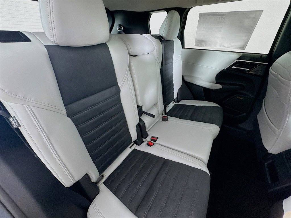 New 2025 Mitsubishi Outlander SE image 29