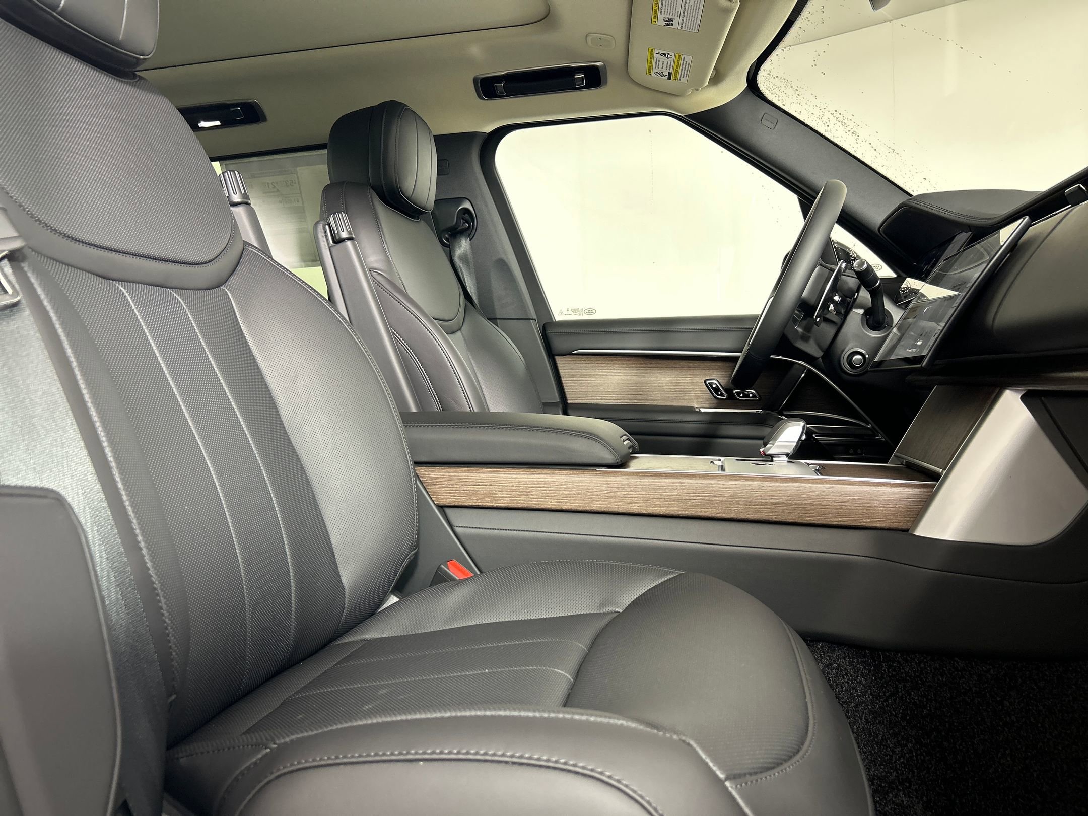 New 2025 Land Rover Range Rover SE image 17