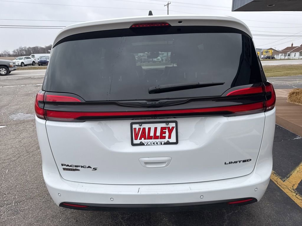 Used 2025 Chrysler Pacifica Limited image 13