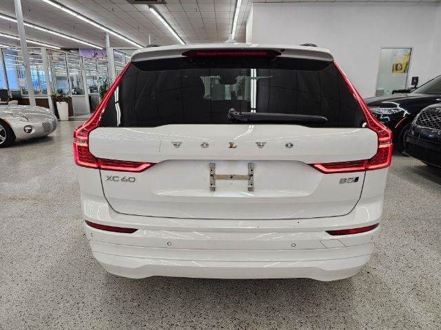 Used 2022 Volvo XC60 B5 Momentum w/ Climate Package AWD/4WD image 5