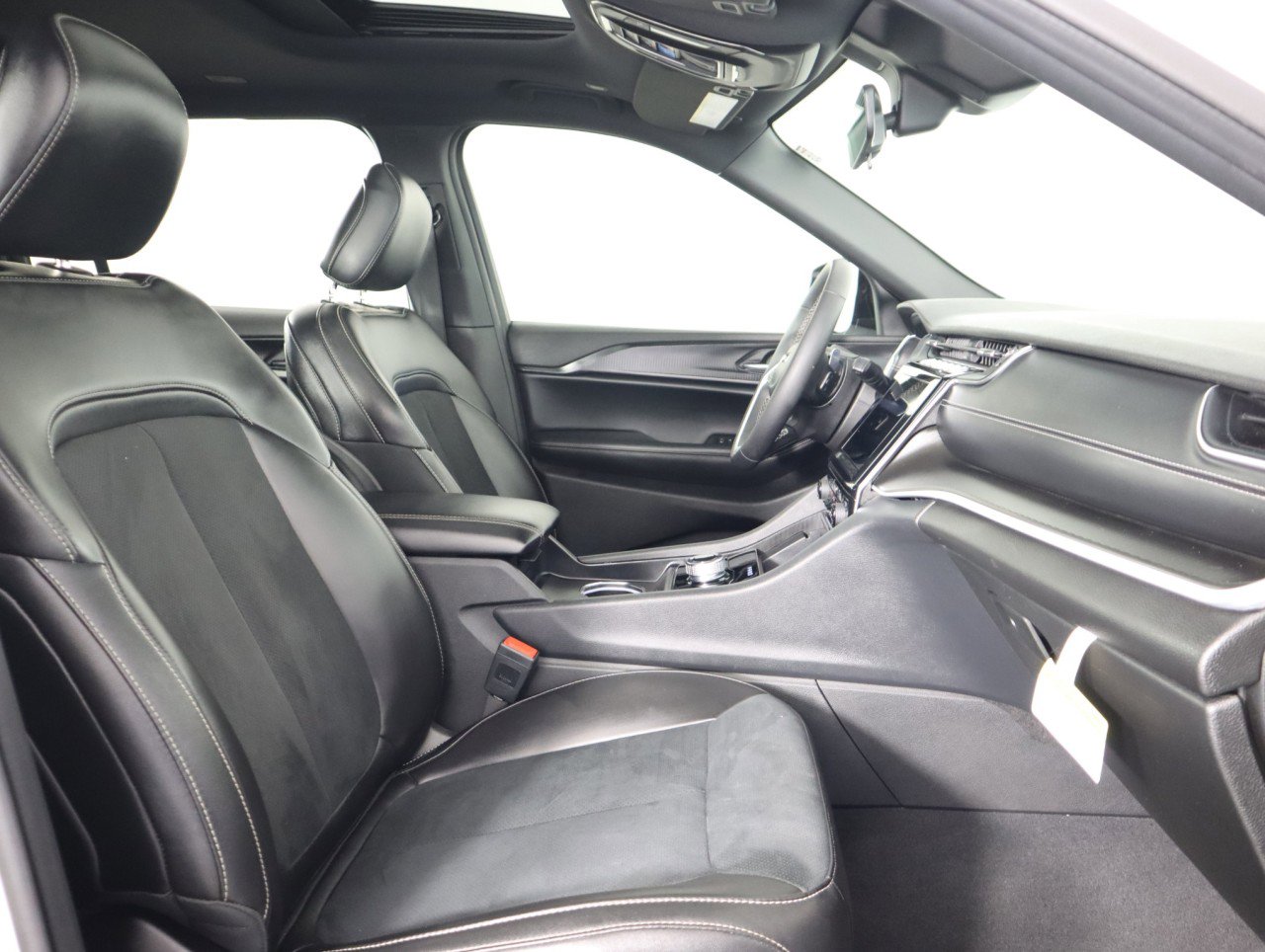 Used 2025 Jeep Grand Cherokee L Altitude image 9