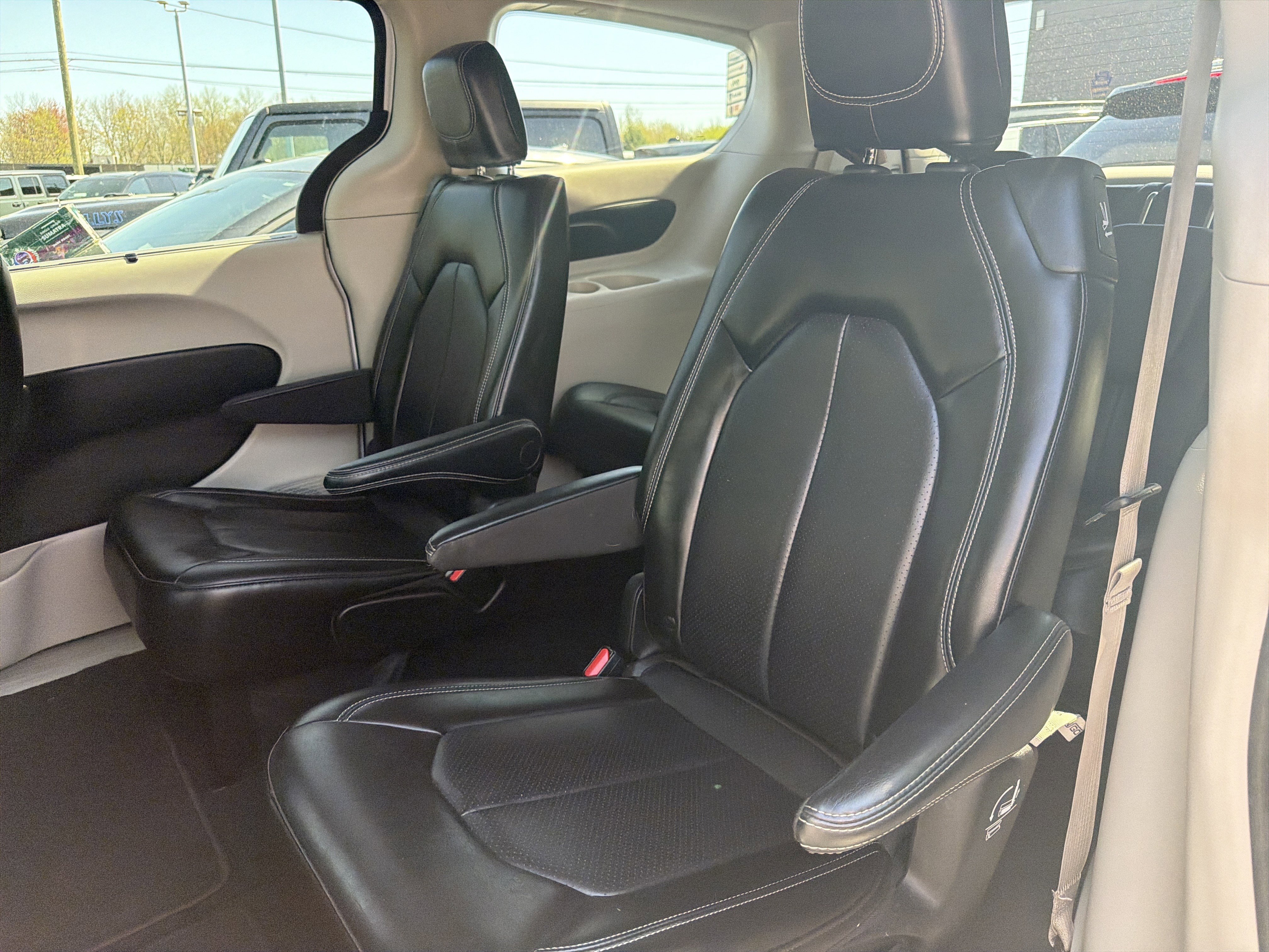 Used 2023 Chrysler Pacifica Touring-L image 11